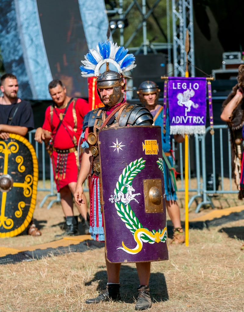 Reconstituire istorică a dacilor și romanilor la Festivalul Lupilor