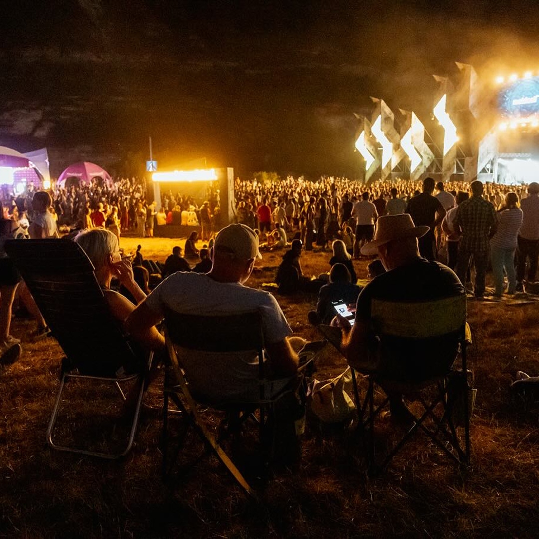 Oamenii se bucură de festival târziu seara