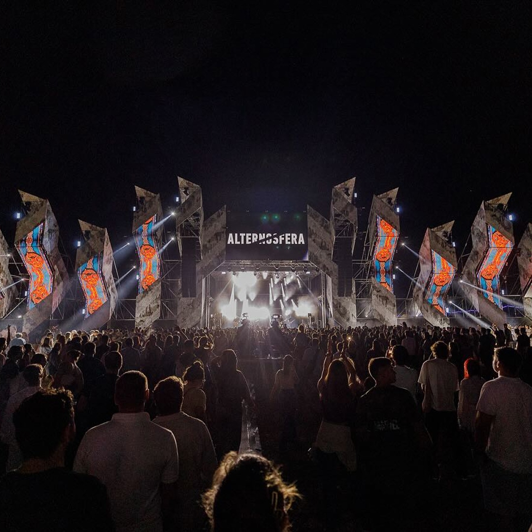 Pe scena Festivalului Lupilor, grupul Alternosfera susține un concert 