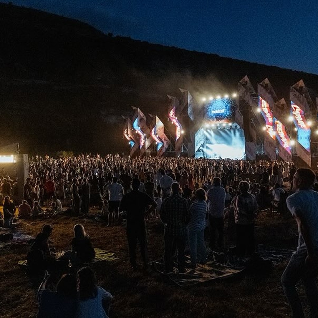 Oamenii se bucură de concert târziu seara, în cadrul Festivalului Lupilor