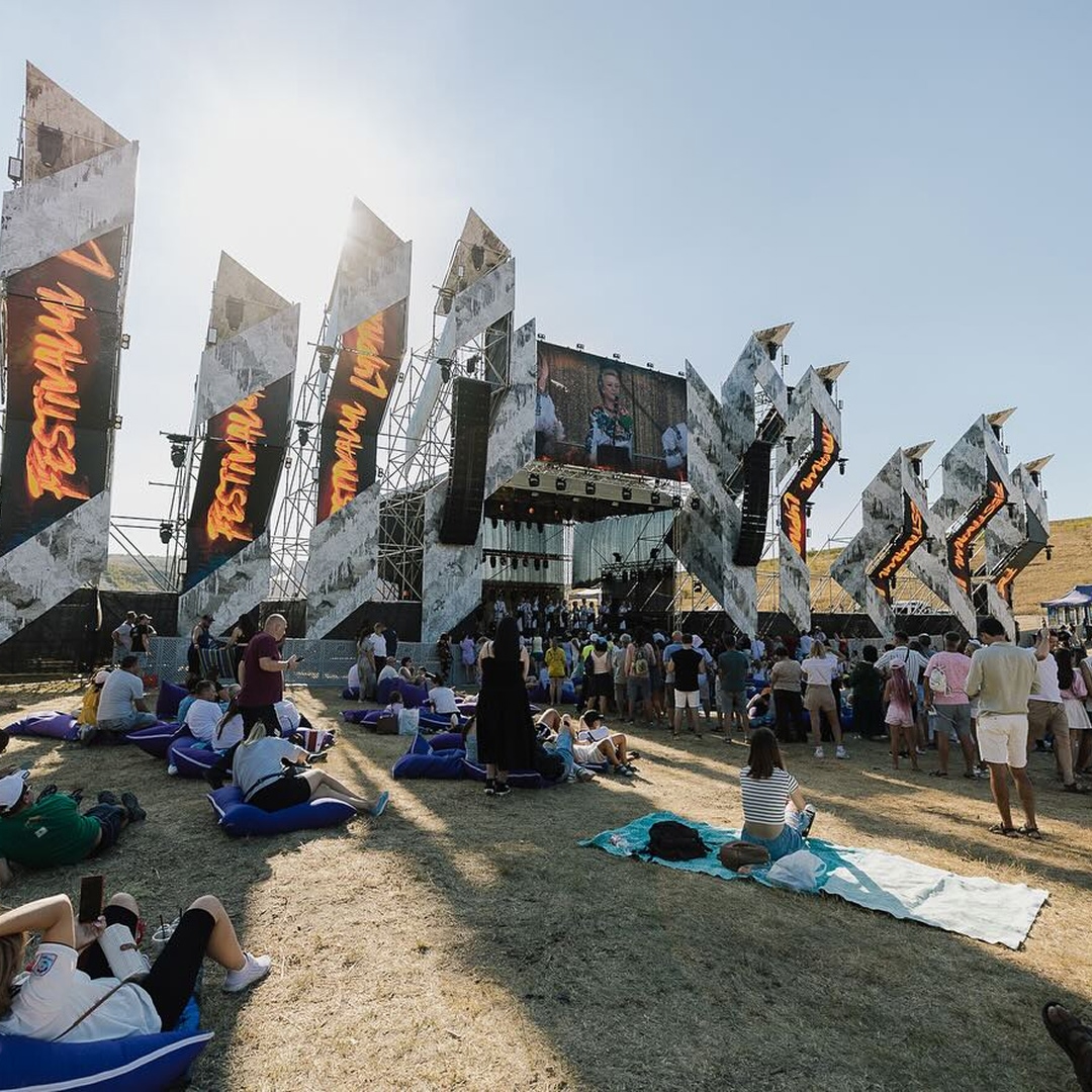 Scena principală a Festivalului Lupilor, cu echipamente de sunet și lumini