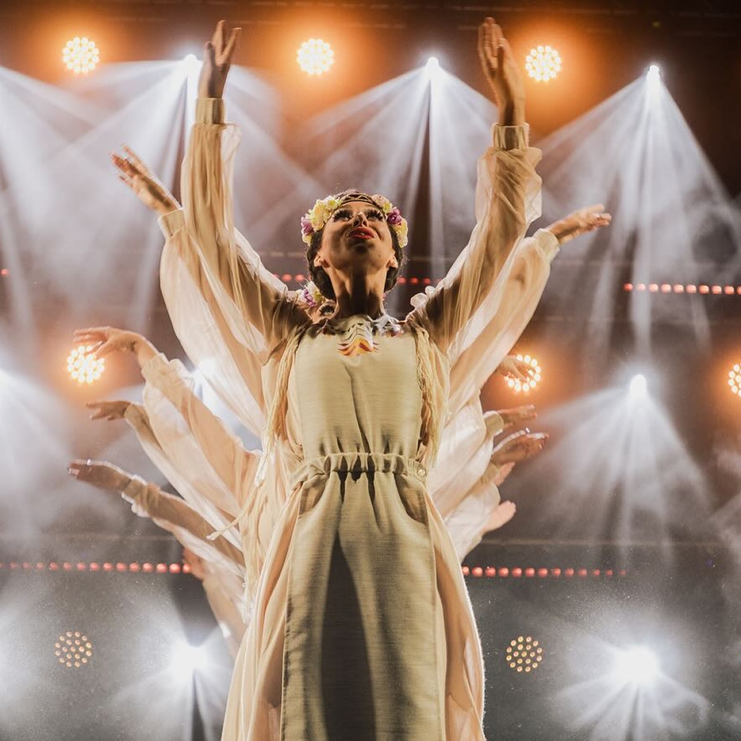 Ansamblul „Joc” pe scena Festivalului Lupilor, iluminată spectaculos de compania MS-Prod