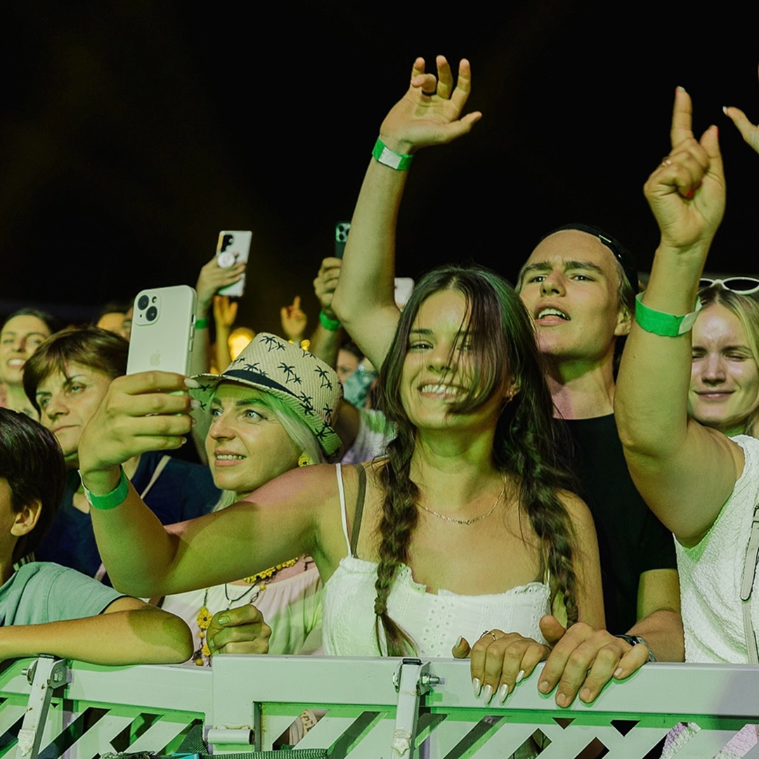 Moment artistic din cadrul lineup-ului Festivalului Lupilor, cu public entuziast.